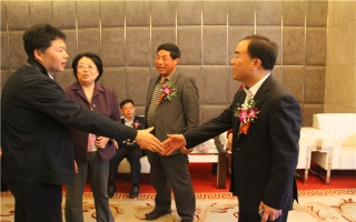 國(guó)家發(fā)展改革委資源節(jié)約與環(huán)境保護(hù)司牛波處長(zhǎng)（和劉總握手）、全國(guó)墻材革新工作委員會(huì)會(huì)長(zhǎng)滕軍力（女士）