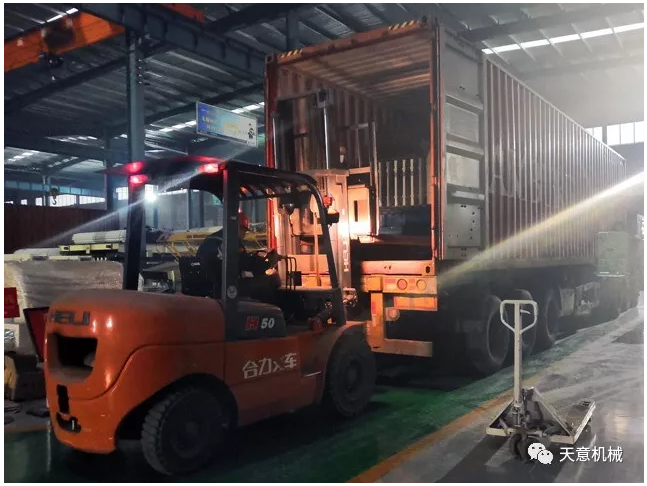 天意機(jī)械為柬埔寨客戶加工生產(chǎn)年產(chǎn)80萬平方輕質(zhì)墻板生產(chǎn)線成功裝車啟運(yùn)！