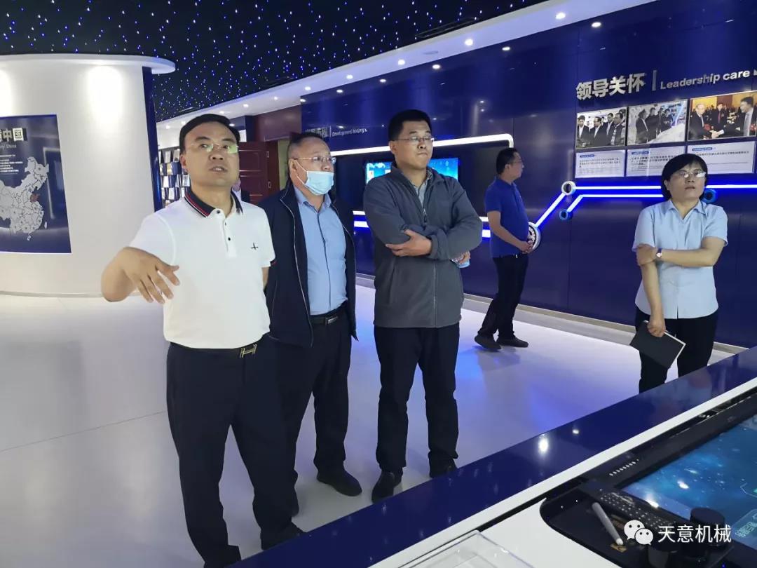 哈爾濱工業(yè)大學(xué)張教授、于教授蒞臨天意機械就智能焊接技術(shù)進(jìn)行交流指導(dǎo)